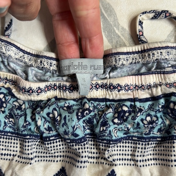 CHARLOTTE RUSSE | FLOWY COLD SHOULDER CROP TOP - Picture 6 of 8